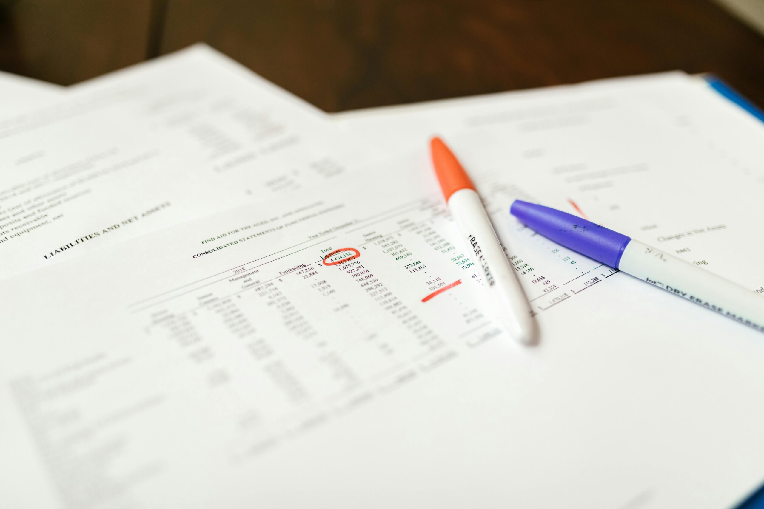 Comparison table highlighting effective vs ineffective reporting practices