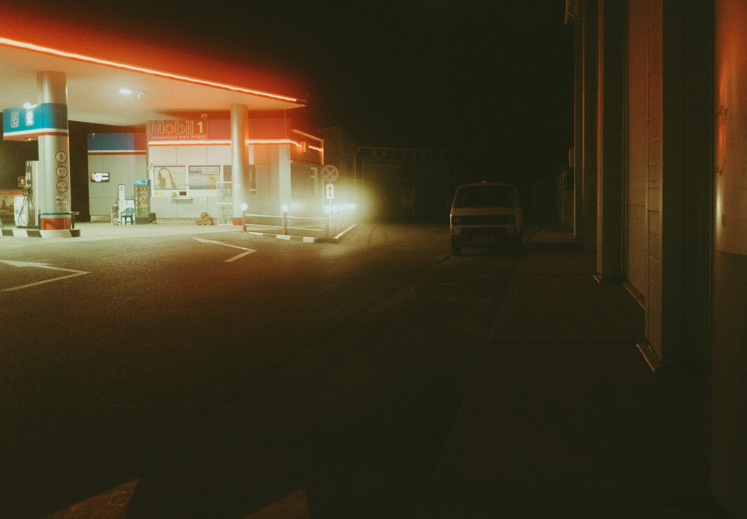Example of clear night vision footage capturing vandalism incident.
