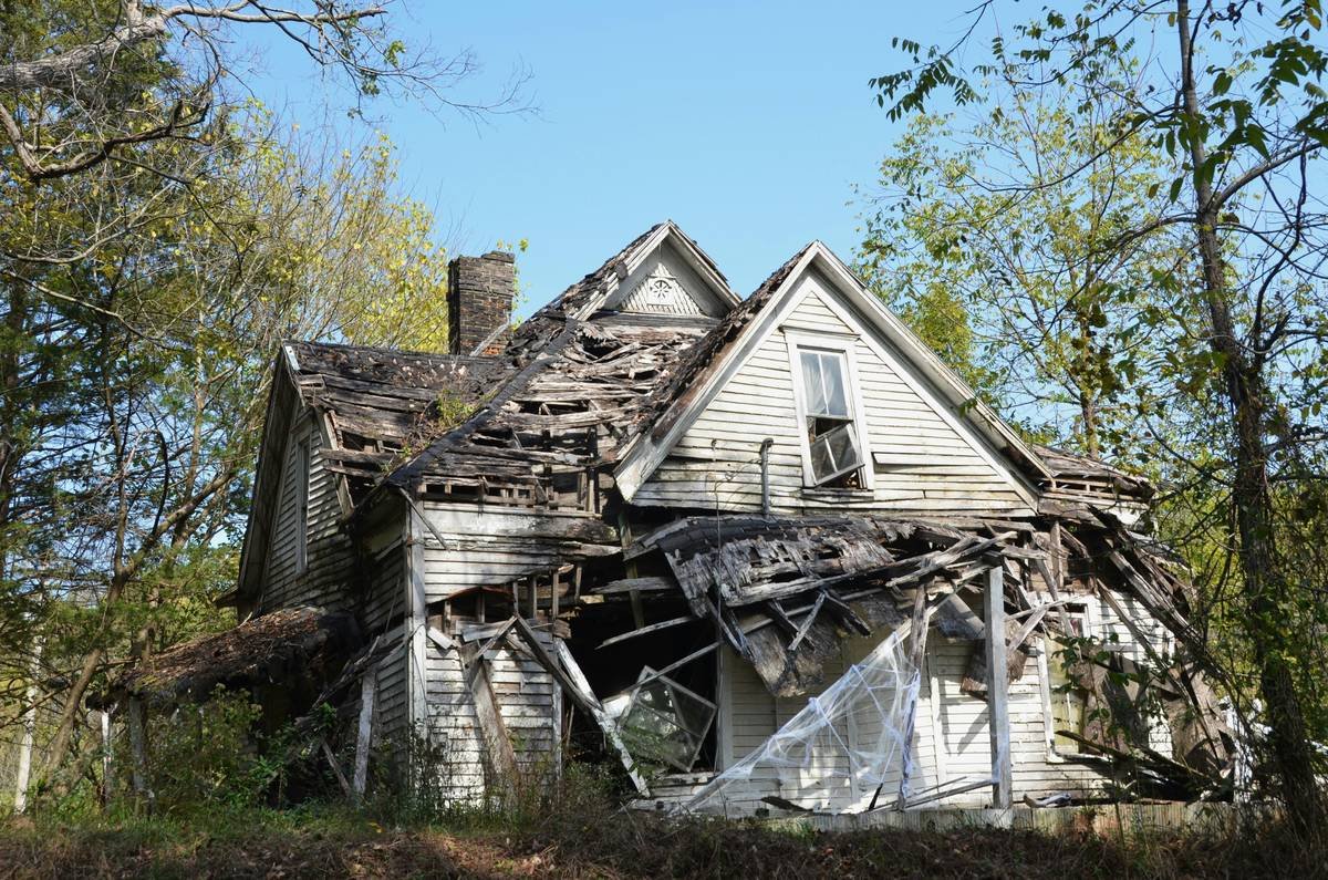 Infographic comparing cosmetic vandalism (graffiti, broken glass) vs structural vandalism (damaged beams, compromised foundation) and typical insurance responses