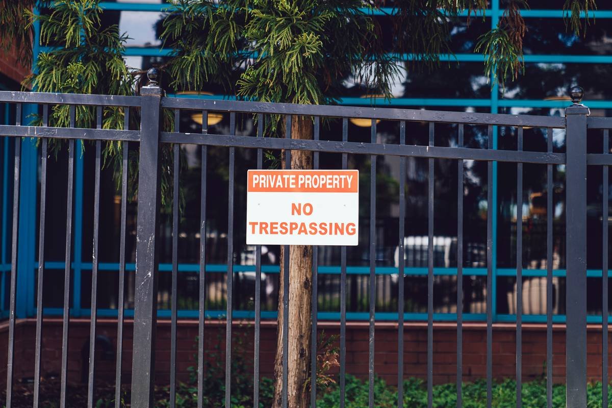 shallow focus photo of no trespassing signage