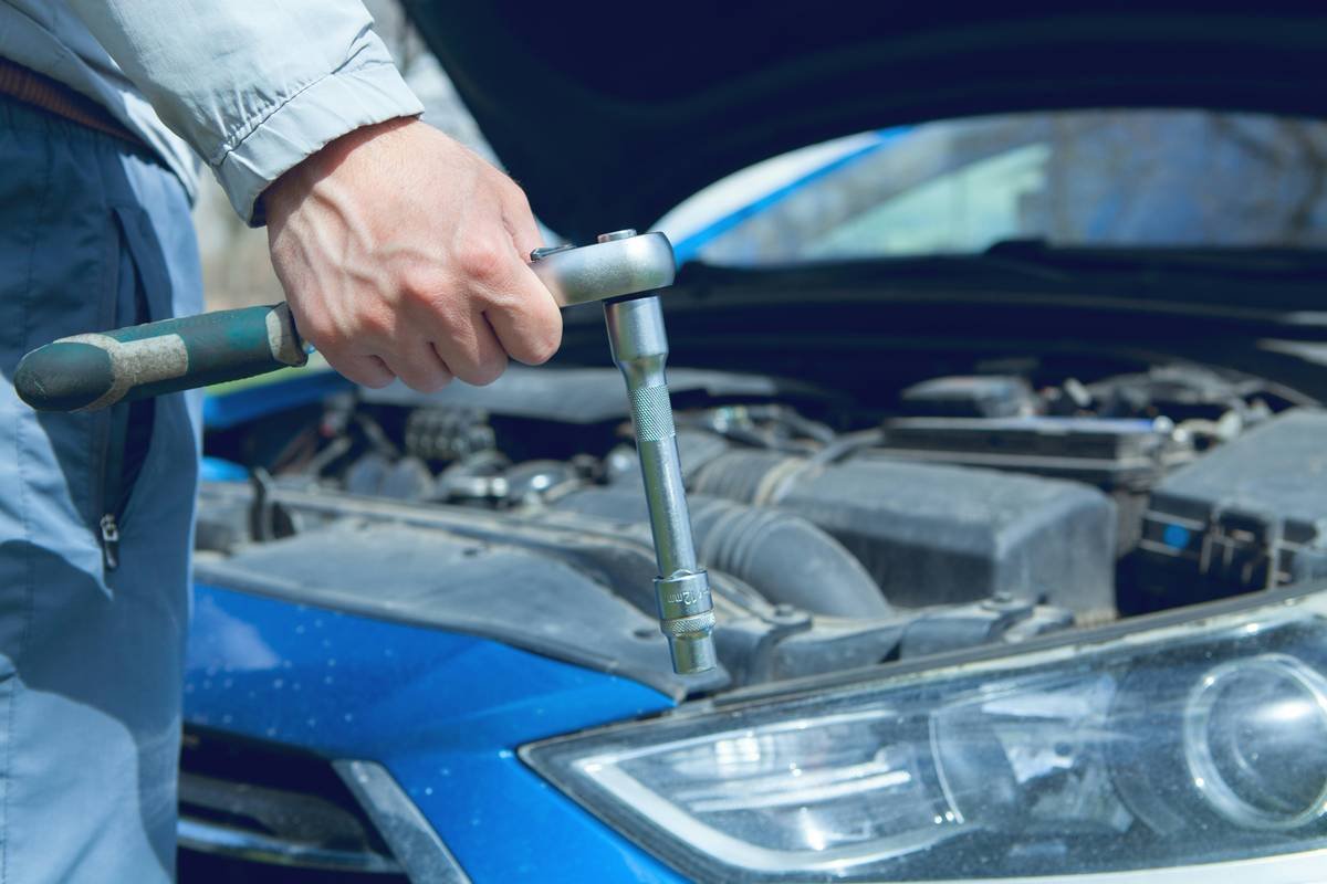 Flowchart showing how vendor repair authorization works in vandalism insurance claims: damage occurs → file claim → insurer assigns authorized vendor → repairs completed → reimbursement processed